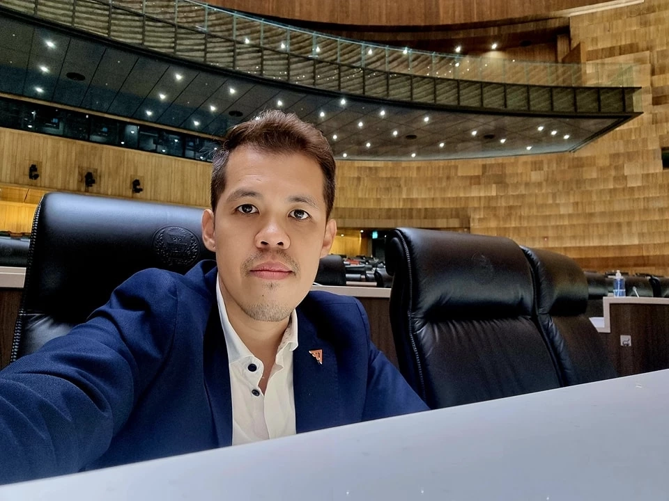 เปิดประวัติ “ปกรณ์วุฒิ” จากมือเบสวง Basher สู่ ประธานวิปฝ่ายค้าน