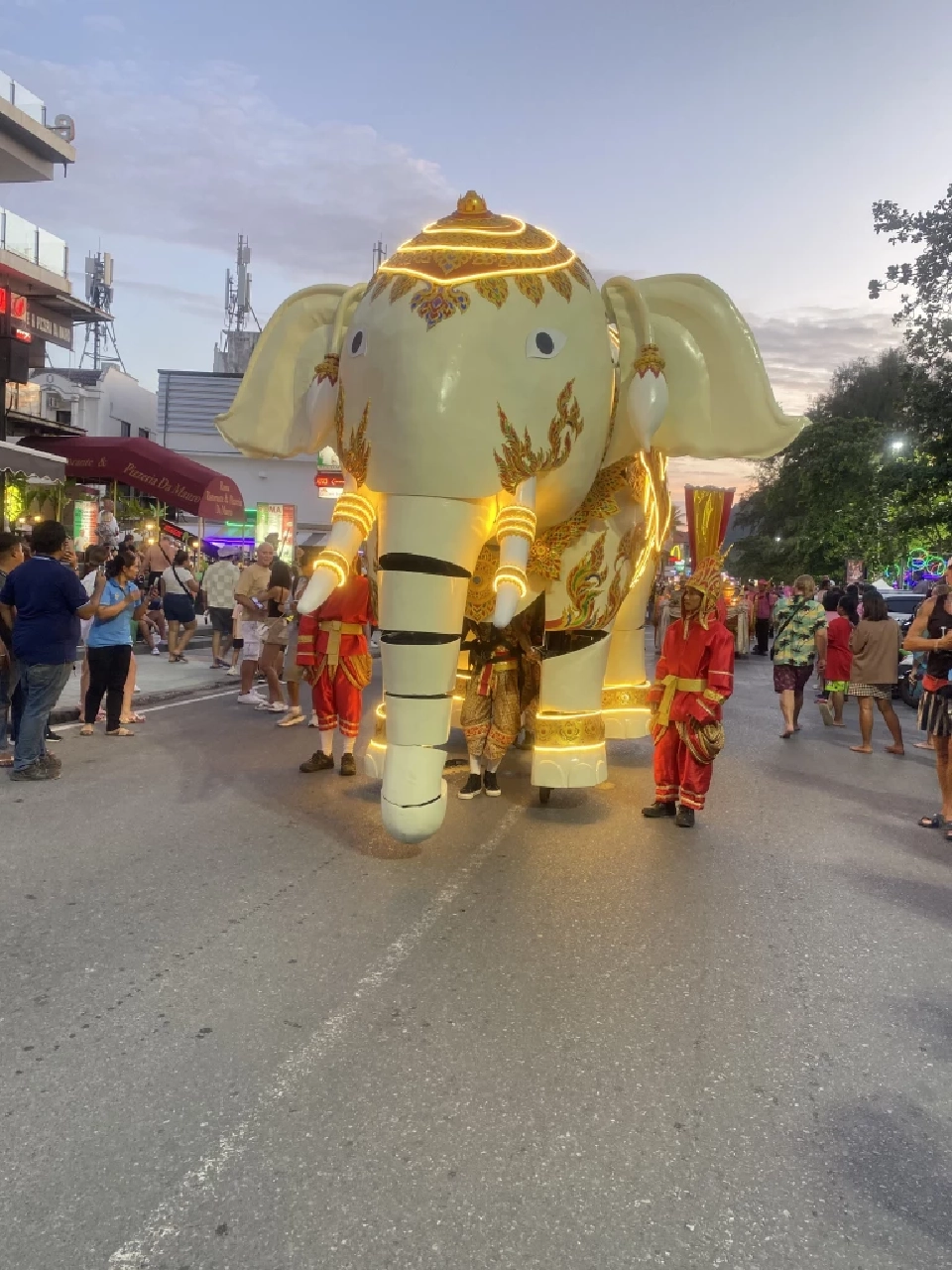 ขบวนพาเหรดสุดยิ่งใหญ่ เทศกาลเปิดฤดูการท่องเที่ยวภูเก็ต 