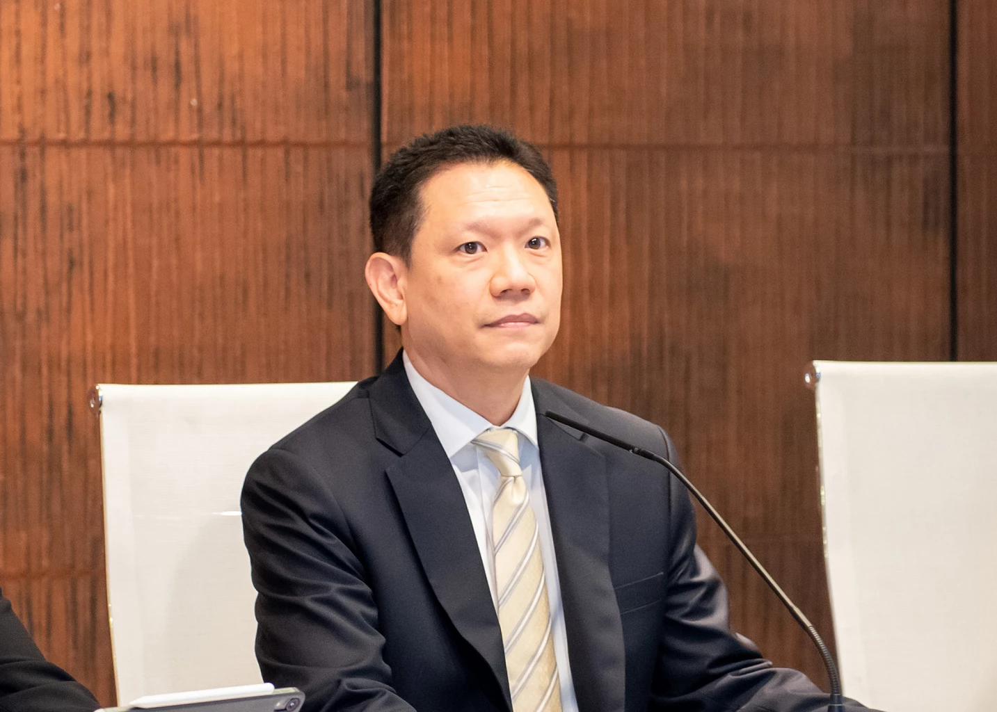 นายลวรณ แสงสนิท ปลัดกระทรวงการคลัง