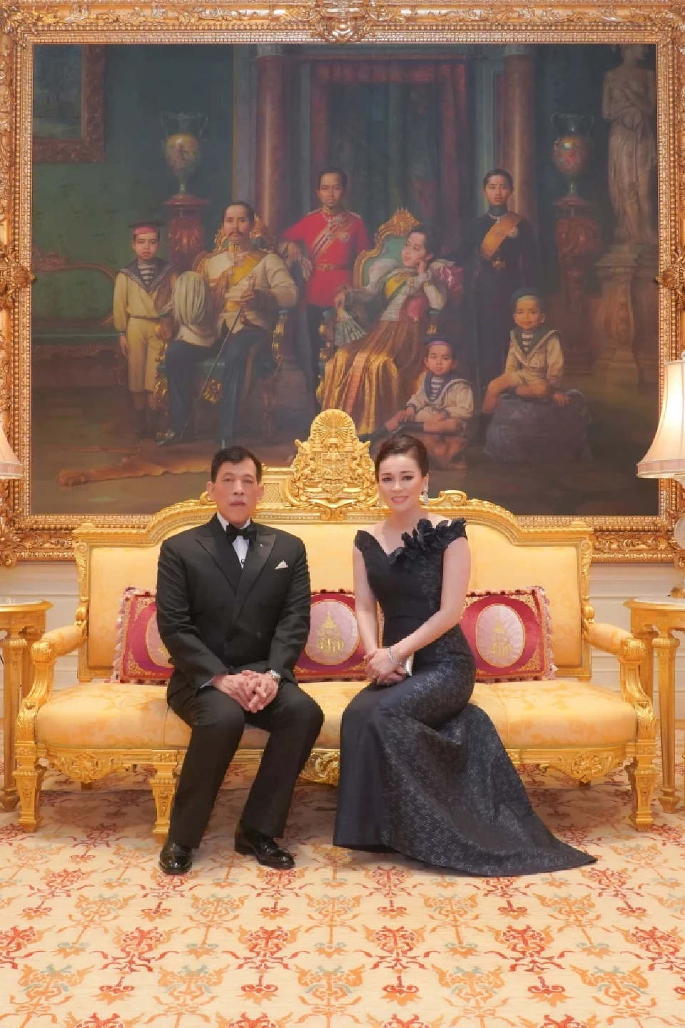 ในหลวง-พระราชินี พระราชทานบัตรอวยพรปีใหม่ 2567 แก่ปวงชนชาวไทย