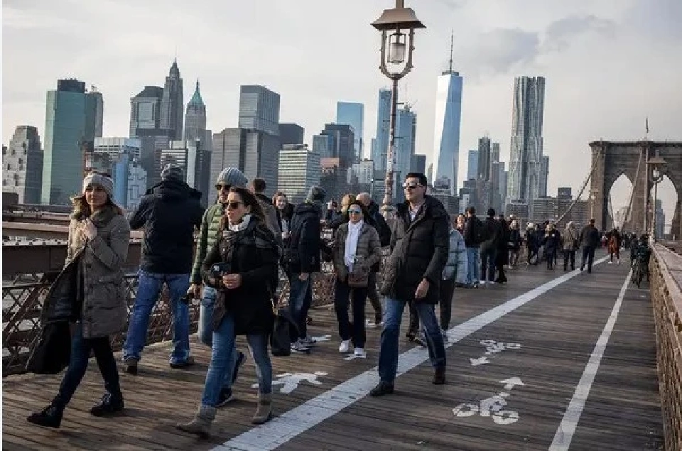 ปัญหาอย่างหนึ่งก็คือ แผงค้าขายที่กีดขวางทางเดิน ทำให้ผู้คนต้องลงไปเดินในช่องทางของรถจักรยาน 