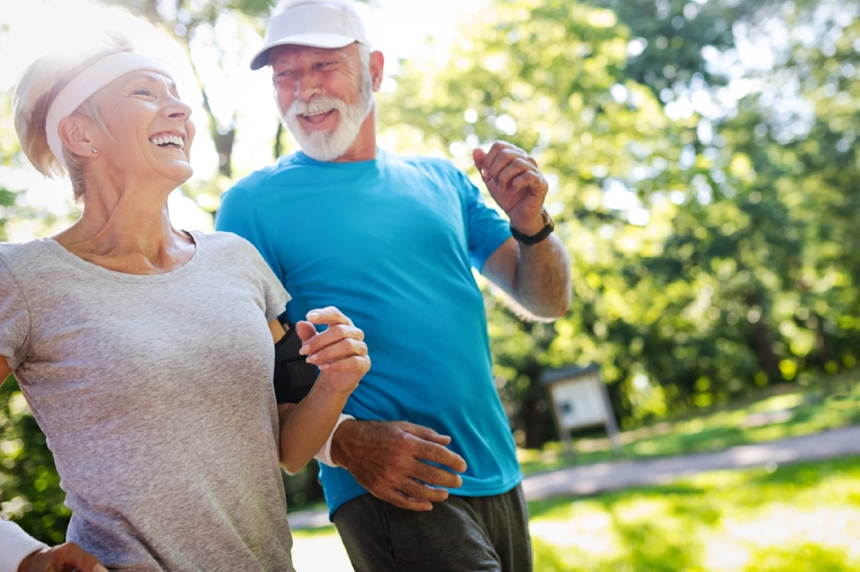 ผู้สูงวัยสุขภาพดีที่มีอายุ 65 ปีขึ้นไป ควรออกกำลังกายแบบแอโรบิกระดับปานกลางอย่างน้อย 2 ชม.ครึ่ง/สัปดาห์ หรืออาจเลือกการเดินเร็ว