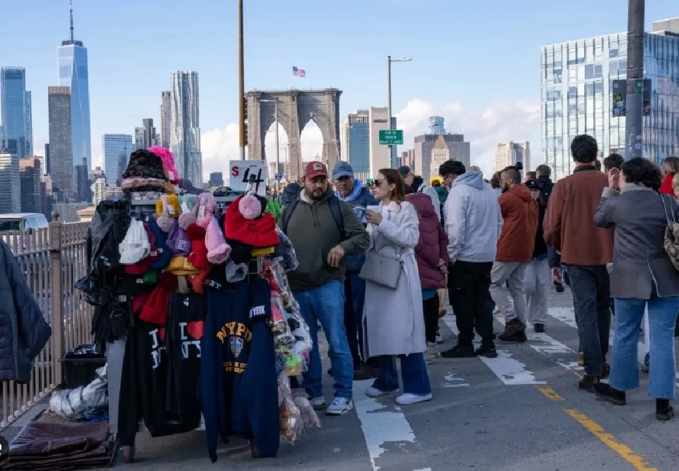 ภายหลังการจัดระเบียบ ภาพพ่อค้าแม่ขายริมทางเดินบนสะพานในนครนิวยอร์กจะไม่มีให้เห็นอีกต่อไป 