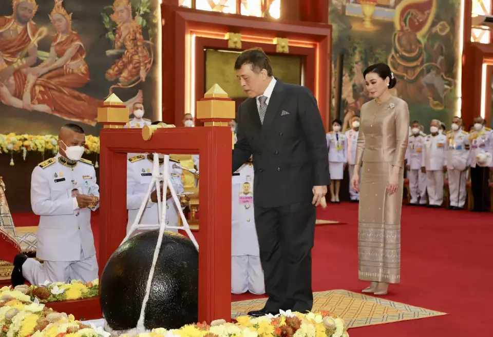 ในหลวง พระราชินี ทรงตัดหวายลูกนิมิตอุโบสถกลางน้ำ วัดศรีรัตนธรรมาราม