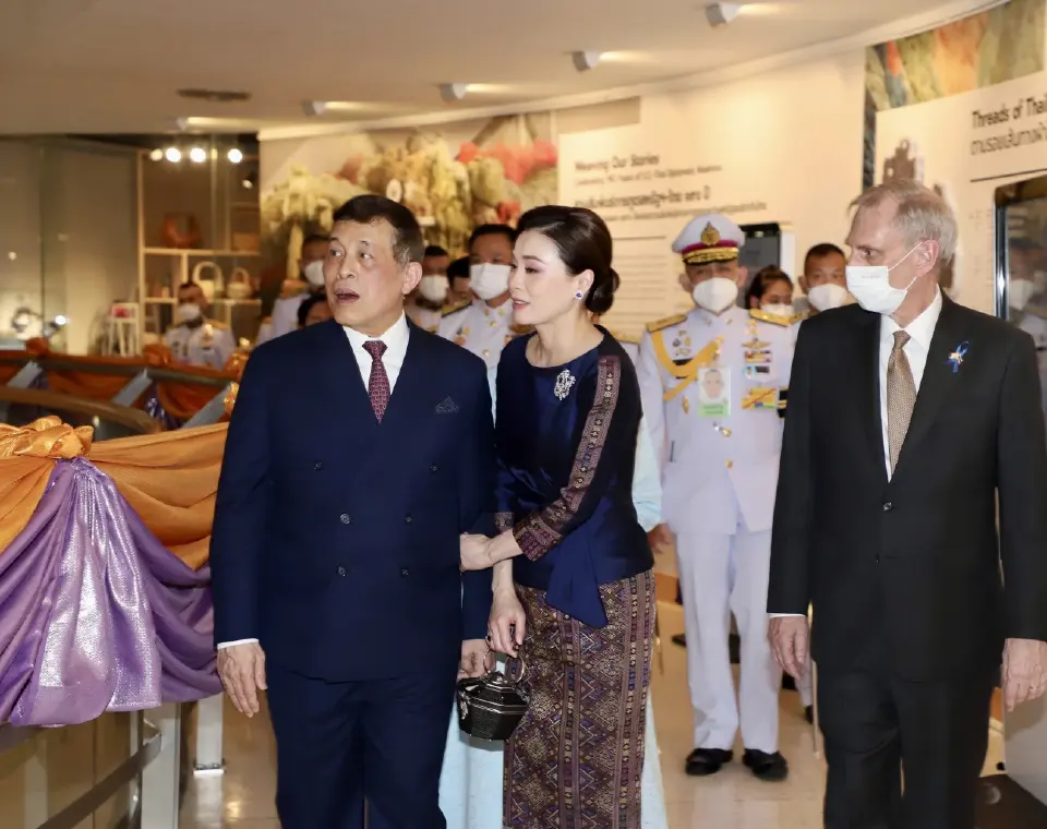 ในหลวง ทรงเปิดนิทรรศการ "Weaving Our Stories : สานสัมพันธ์ทางการทูตสหรัฐอเมริกา - ไทย 190 ปี"