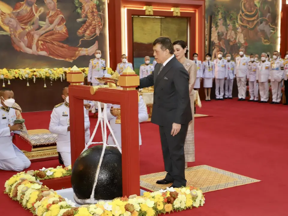 ในหลวง พระราชินี ทรงตัดหวายลูกนิมิตอุโบสถกลางน้ำ วัดศรีรัตนธรรมาราม