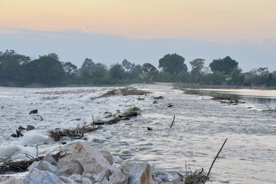 กรมชลฯ เร่งซ่อมแซมฝายชั่วคราวกั้นแม่น้ำปิง จังหวัดกำแพงเพชร