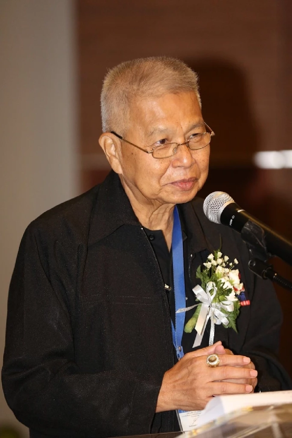 นายเรืองชัย ทรัพย์นิรันดร์ หรือ "อาจารย์ปั๋ง" อดีตบรรณาธิการ รองประธานเครือมติชน