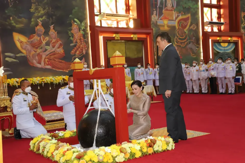 ในหลวง พระราชินี ทรงตัดหวายลูกนิมิตอุโบสถกลางน้ำ วัดศรีรัตนธรรมาราม