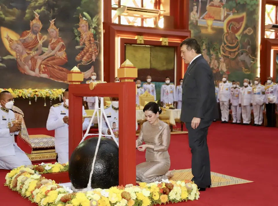 ในหลวง พระราชินี ทรงตัดหวายลูกนิมิตอุโบสถกลางน้ำ วัดศรีรัตนธรรมาราม