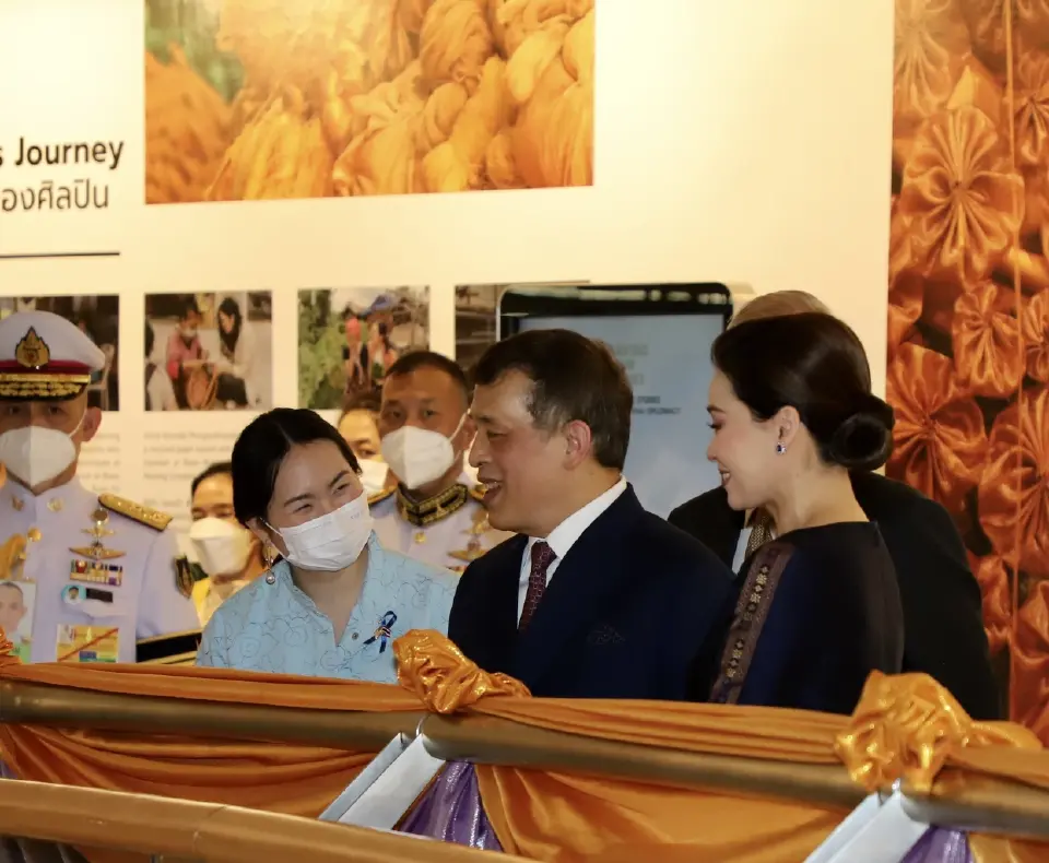 ในหลวง ทรงเปิดนิทรรศการ "Weaving Our Stories : สานสัมพันธ์ทางการทูตสหรัฐอเมริกา - ไทย 190 ปี"
