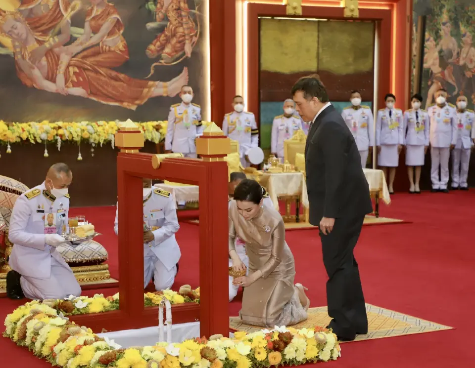 ในหลวง พระราชินี ทรงตัดหวายลูกนิมิตอุโบสถกลางน้ำ วัดศรีรัตนธรรมาราม