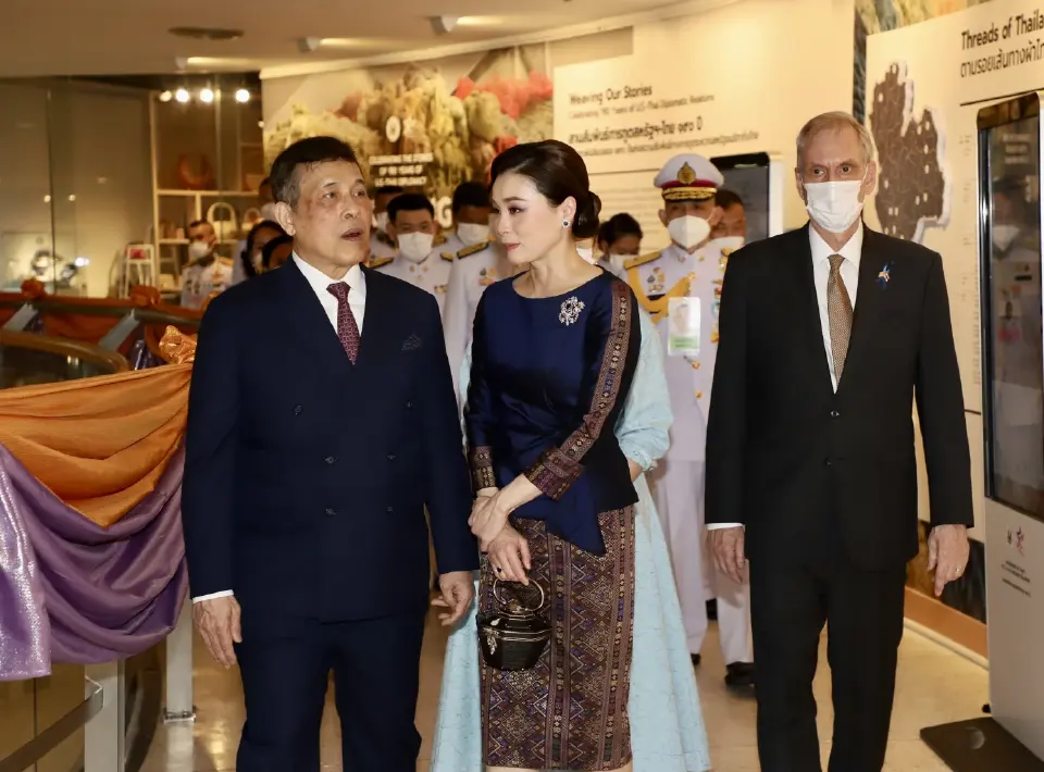 ในหลวง ทรงเปิดนิทรรศการ "Weaving Our Stories : สานสัมพันธ์ทางการทูตสหรัฐอเมริกา - ไทย 190 ปี"
