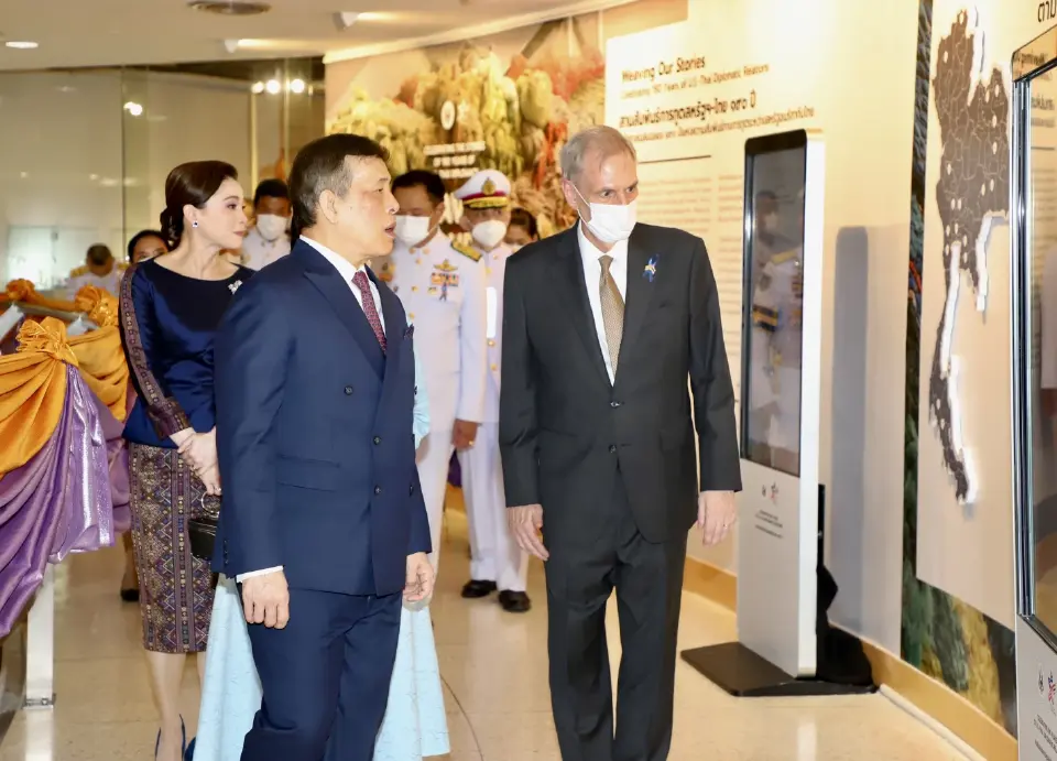 ในหลวง ทรงเปิดนิทรรศการ "Weaving Our Stories : สานสัมพันธ์ทางการทูตสหรัฐอเมริกา - ไทย 190 ปี"