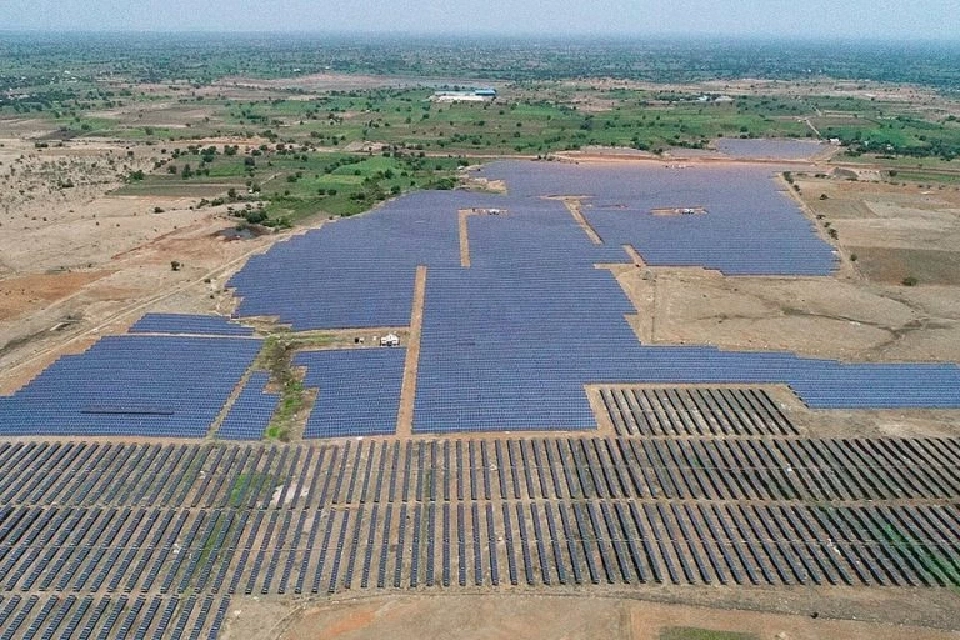 อินเดียผุดโรงไฟฟ้าพลังงานหมุนเวียนใหญ่ที่สุดในโลก มูลค่ากว่า 8 หมื่นล้าน