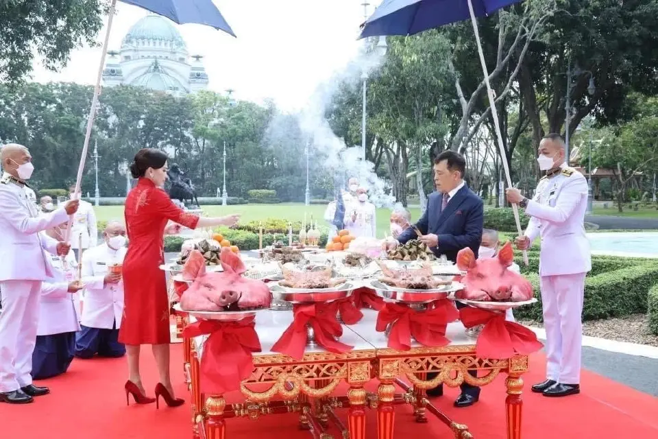 ในหลวง-พระราชินี ทรงประกอบพิธีสังเวยพระป้ายในเทศกาลตรุษจีน 2567
