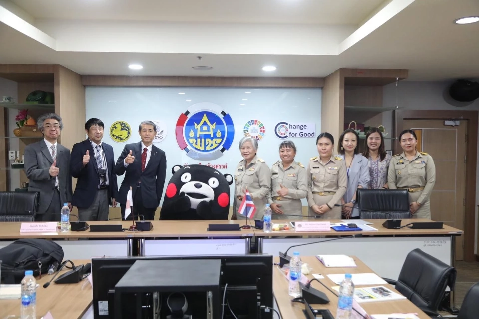 หัวหน้าสำนักงานจังหวัดคุมาโมโตะ พร้อมด้วยคณะ Kumamon Group (คุมะมง กรุ๊ป) สำนักงานคุมาโมโตะ เข้าพบบุคลากรกรมการพัฒนาชุมชน