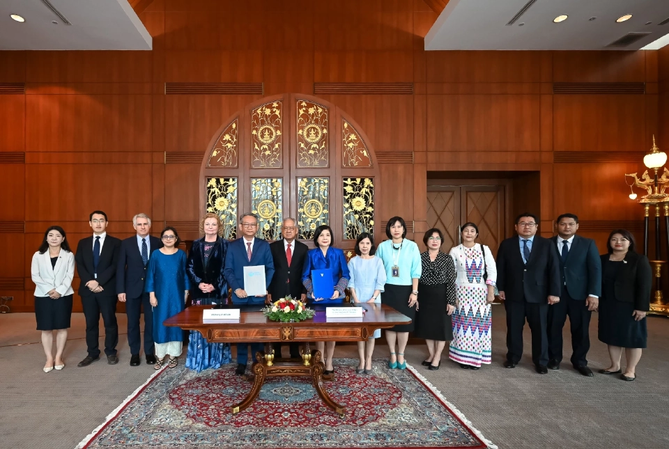 ผู้แทนกรมที่เกี่ยวข้องของกระทรวงฯ และสถานทูตประเทศสมาชิก ACMECS รวมทั้งประเทศหุ้นส่วนเพื่อการพัฒนาของ ACMECS ในไทย ร่วมเป็นสักขีพยาน