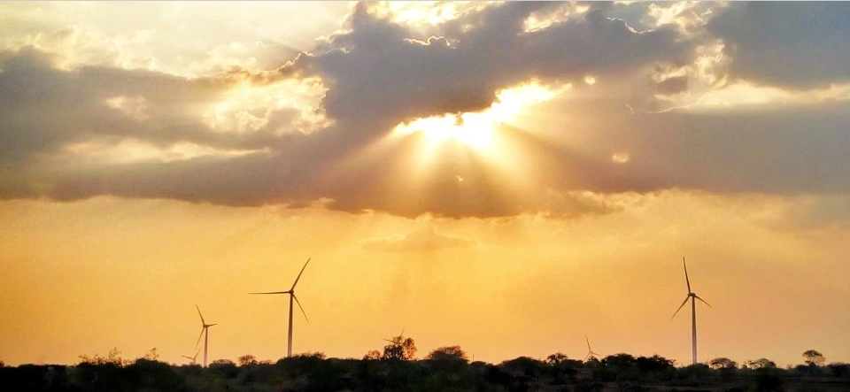 อินเดียผุดโรงไฟฟ้าพลังงานหมุนเวียนใหญ่ที่สุดในโลก มูลค่ากว่า 8 หมื่นล้าน