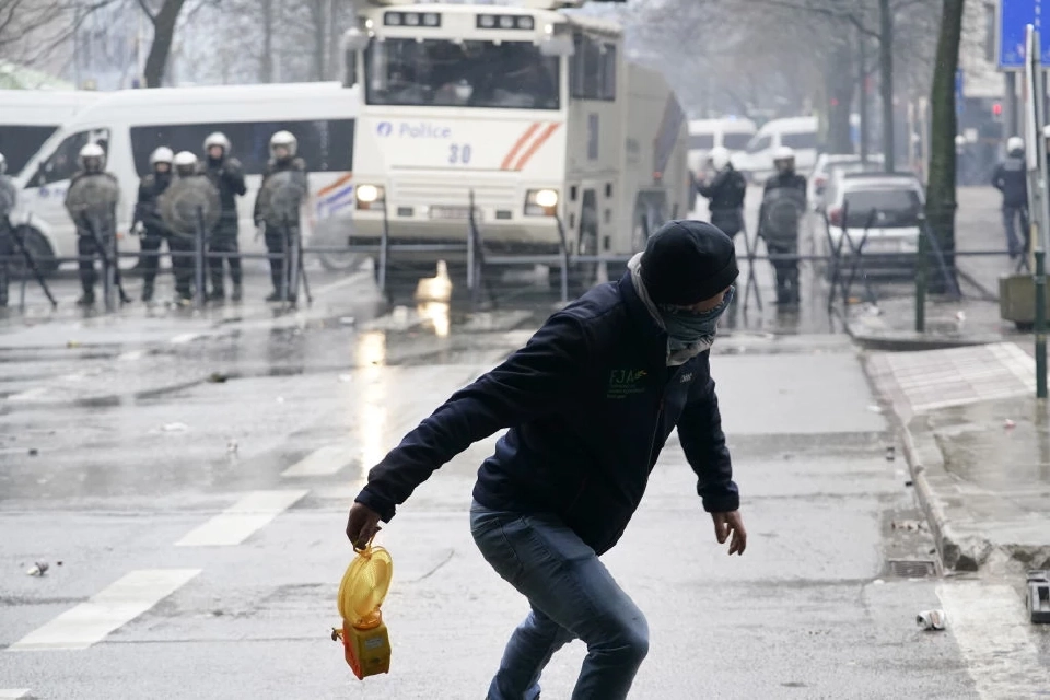 การชุมนุมได้กลายเป็นจลาจลย่อมๆ วานนี้ (26 ก.พ.) ที่กรุงบรัสเซลส์ 