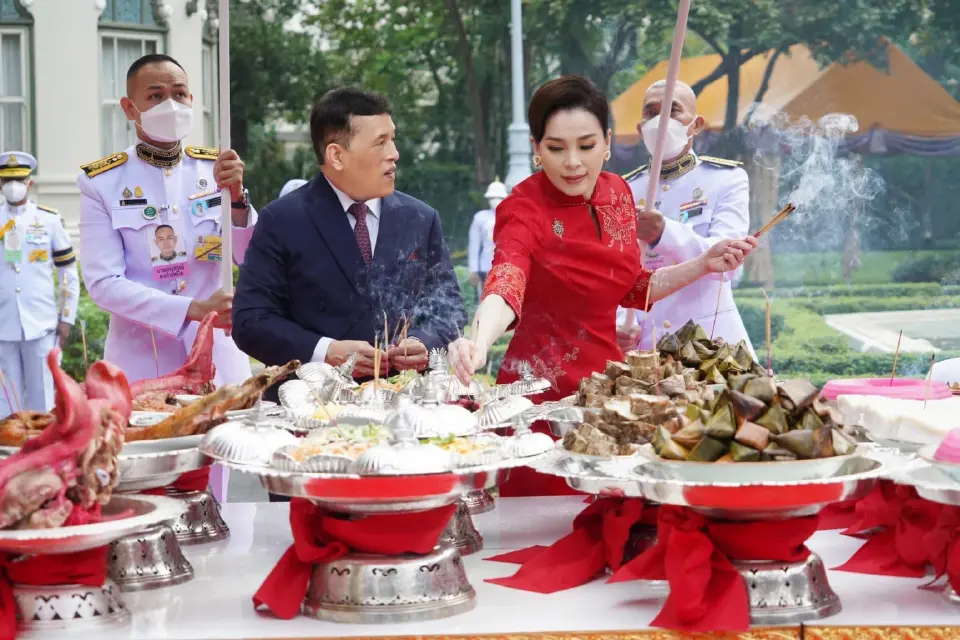 ในหลวง-พระราชินี ทรงประกอบพิธีสังเวยพระป้ายในเทศกาลตรุษจีน 2567