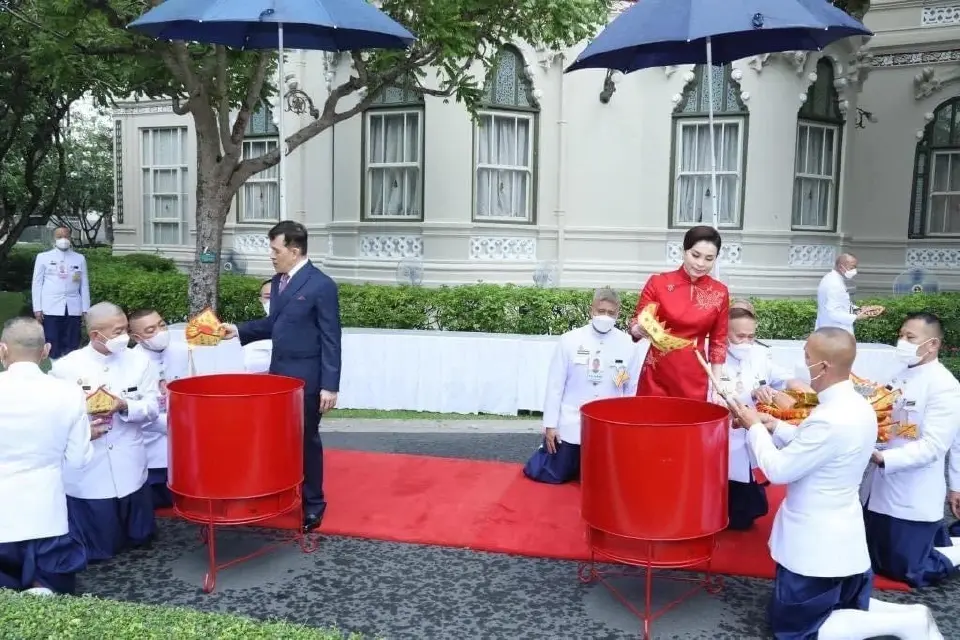 ในหลวง-พระราชินี ทรงประกอบพิธีสังเวยพระป้ายในเทศกาลตรุษจีน 2567