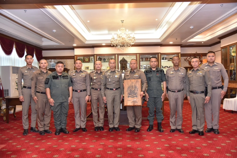 ผบ.ตร.มอบโล่-รางวัลชื่นชมตำรวจ สภ.จอหอ นครราชสีมา ช่วยตัวประกันสำเร็จ