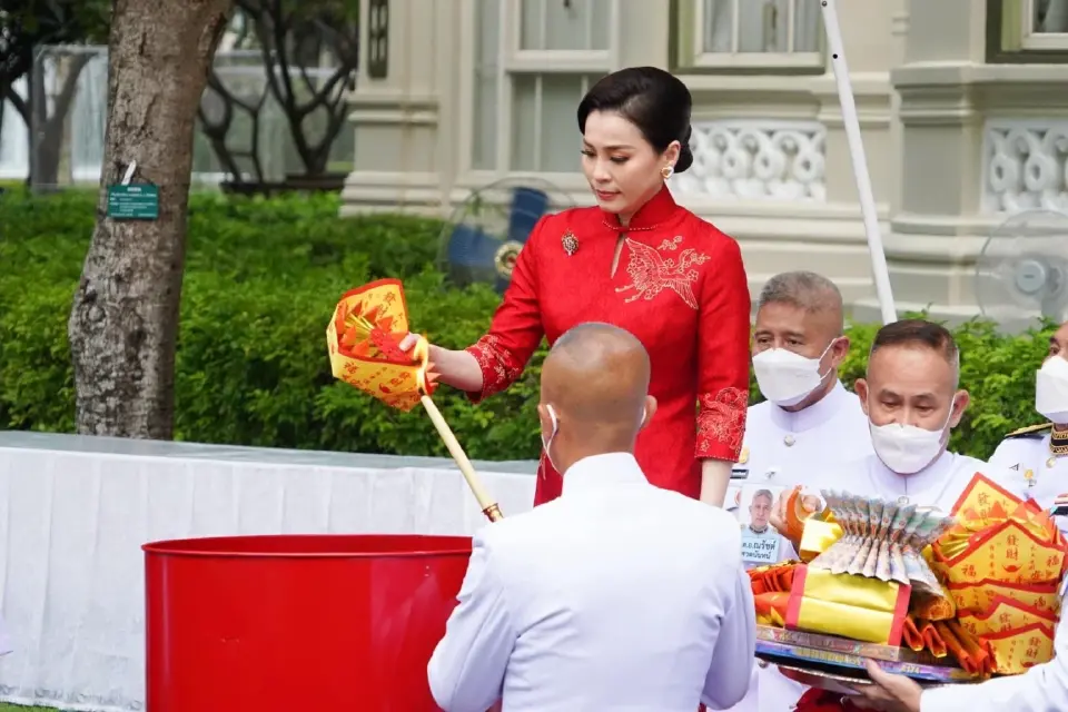 ในหลวง-พระราชินี ทรงประกอบพิธีสังเวยพระป้ายในเทศกาลตรุษจีน 2567