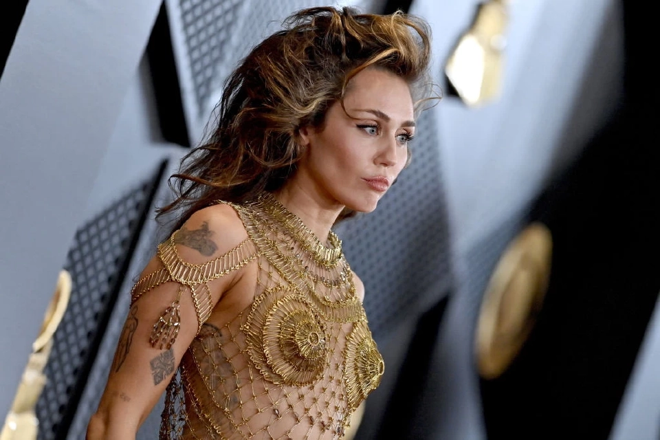 ไมลีย์ ไซรัส ในชุดทองอร่าม มารับรางวัลอย่างสง่างามจากผลงาน Flowers