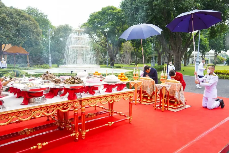 ในหลวง-พระราชินี ทรงประกอบพิธีสังเวยพระป้ายในเทศกาลตรุษจีน 2567