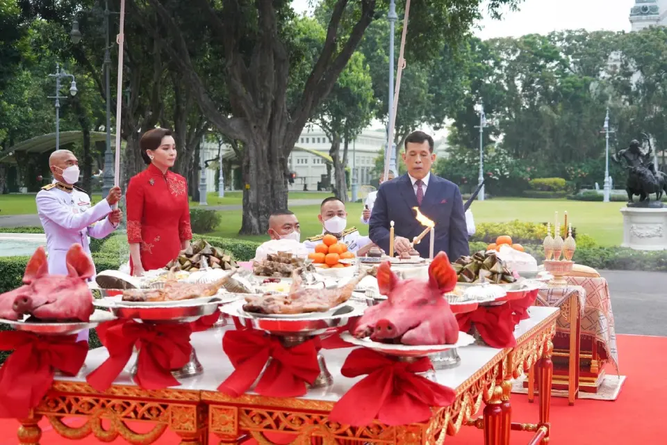 ในหลวง-พระราชินี ทรงประกอบพิธีสังเวยพระป้ายในเทศกาลตรุษจีน 2567