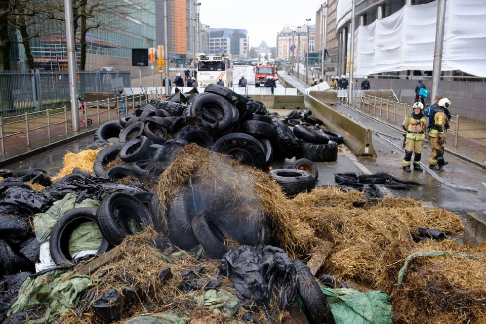 ผู้ประท้วงนำฟางและยางรถยนต์กีดขวางเส้นทางจราจร 