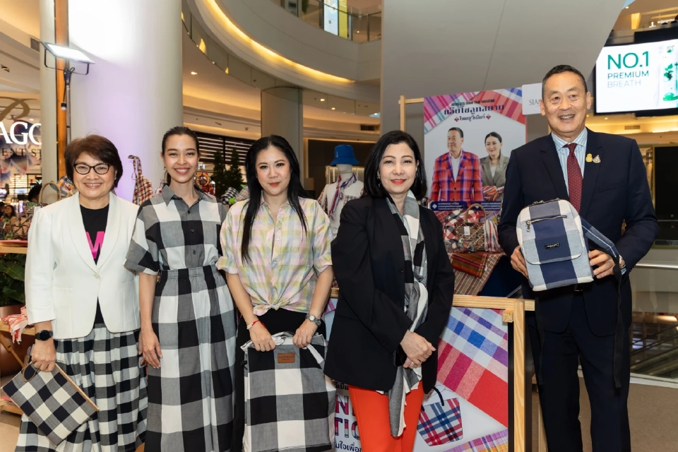 นายกฯ เยี่ยมชมป๊อบอัพช็อป “THAINESS STATION สินค้าไทย ร่วมใจเพื่อชุมชน” สยามพารากอน