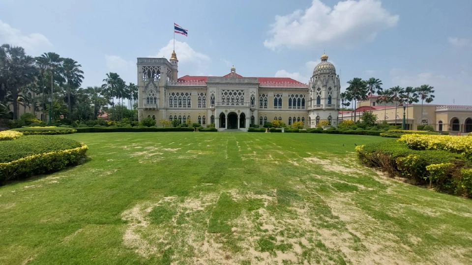 เทียบสนามหญ้าหน้าตึกไทยคู่ฟ้าปรับปรุงใหม่ เกรดสนามกอล์ฟ