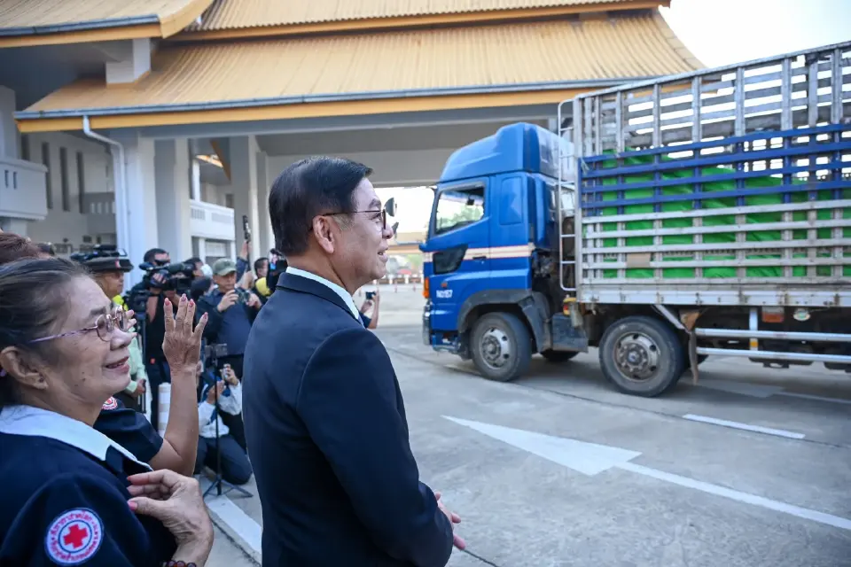 นายสีหศักดิ์ พวงเกตุแก้ว ผู้ช่วยรัฐมนตรีต่างประเทศ ร่วมเป็นสักขีพยานในการปล่อยขบวนรถบรรทุกสิ่งของช่วยเหลือและถุงยังชีพ