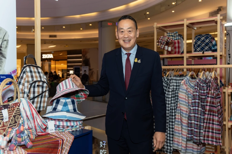 นายกฯ เยี่ยมชมป๊อบอัพช็อป “THAINESS STATION สินค้าไทย ร่วมใจเพื่อชุมชน” สยามพารากอน