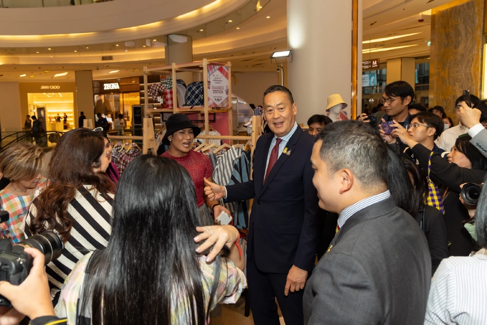 นายกฯ เยี่ยมชมป๊อบอัพช็อป “THAINESS STATION สินค้าไทย ร่วมใจเพื่อชุมชน” สยามพารากอน