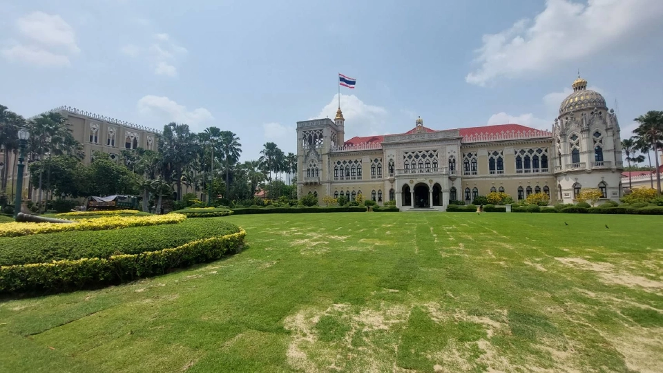 เทียบสนามหญ้าหน้าตึกไทยคู่ฟ้าปรับปรุงใหม่ เกรดสนามกอล์ฟ