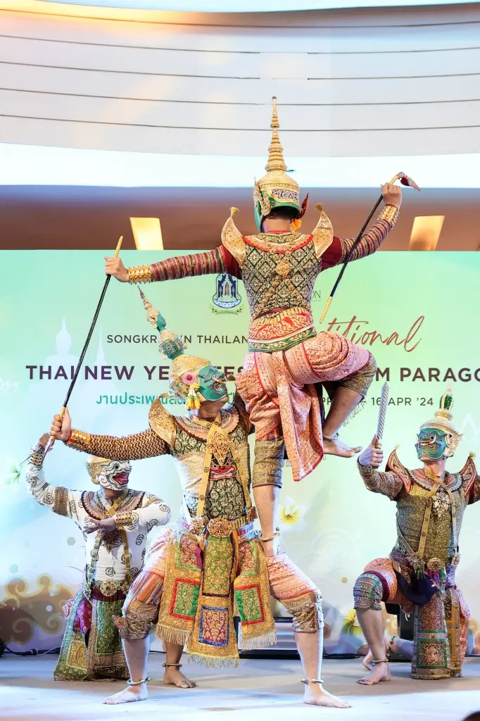 สยามพารากอน อัญเชิญ 12 พระพุทธรูปมงคล หาชมยากมาประดิษฐานให้สักการ