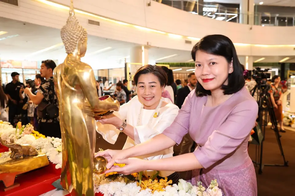 สยามพารากอน อัญเชิญ 12 พระพุทธรูปมงคล หาชมยากมาประดิษฐานให้สักการ