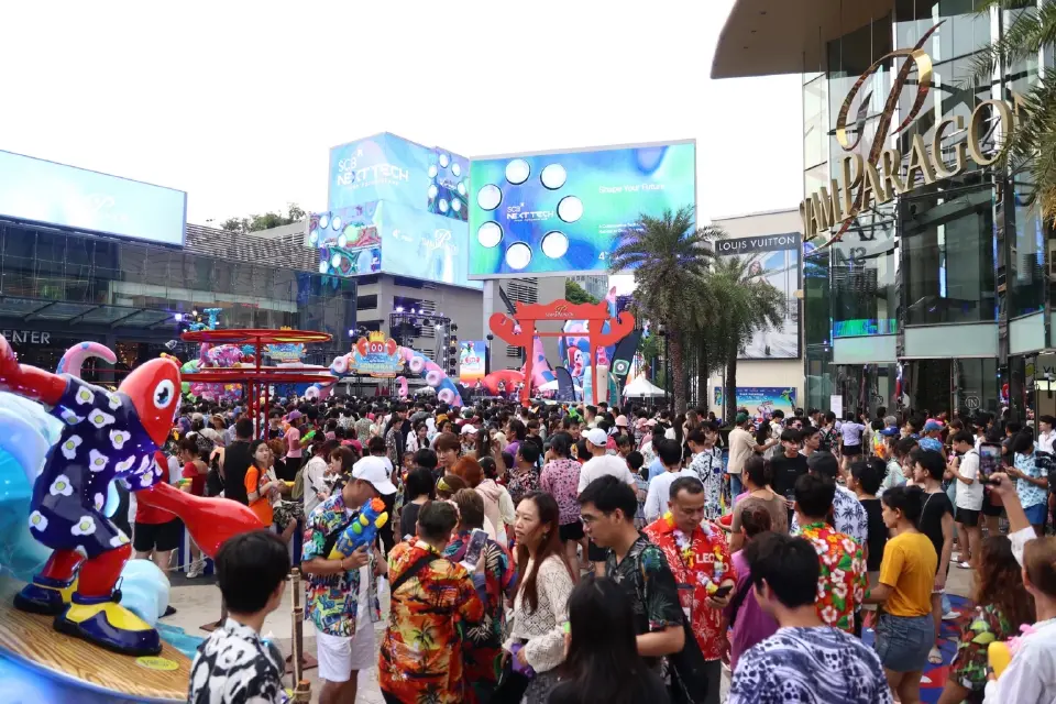 บรรยากาศ ต้อนรับวันมหาสงกรานต์ สยามพารากอน