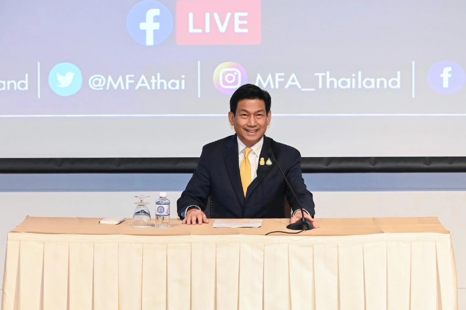 นายปานปรีย์ พหิทธานุกร รองนายกรัฐมนตรีและรัฐมนตรีว่าการกระทรวงการต่างประเทศ 