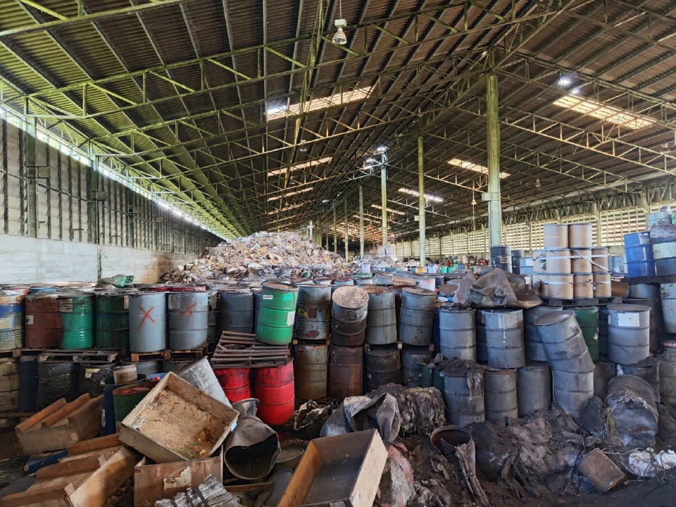 สารเคมีที่ถูกเก็บไว้ในโรงงานสารเคมี บริษัท วิน โพรเสส จำกัด หมู่ที่ 4 ต.บางบุตร อ.บ้านค่าย จ.ระยอง เครดิตภาพ: มูลนิธิบูรณะนิเวศ