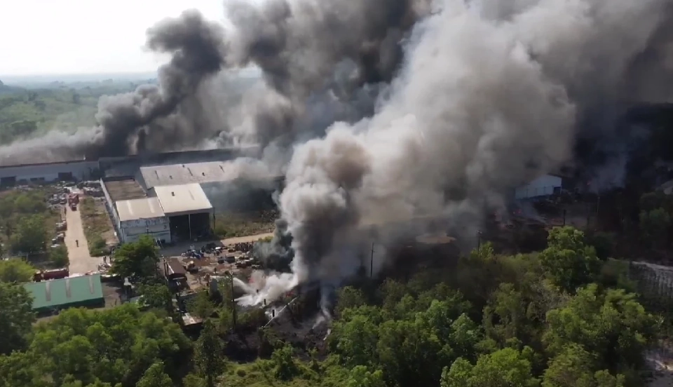 เหตุไฟไหม้โรงงานสารเคมี บริษัท วิน โพรเสส จำกัด หมู่ที่ 4 ต.บางบุตร อ.บ้านค่าย จ.ระยอง เครดิตภาพ: ZOOM Rayong ซูมระยอง