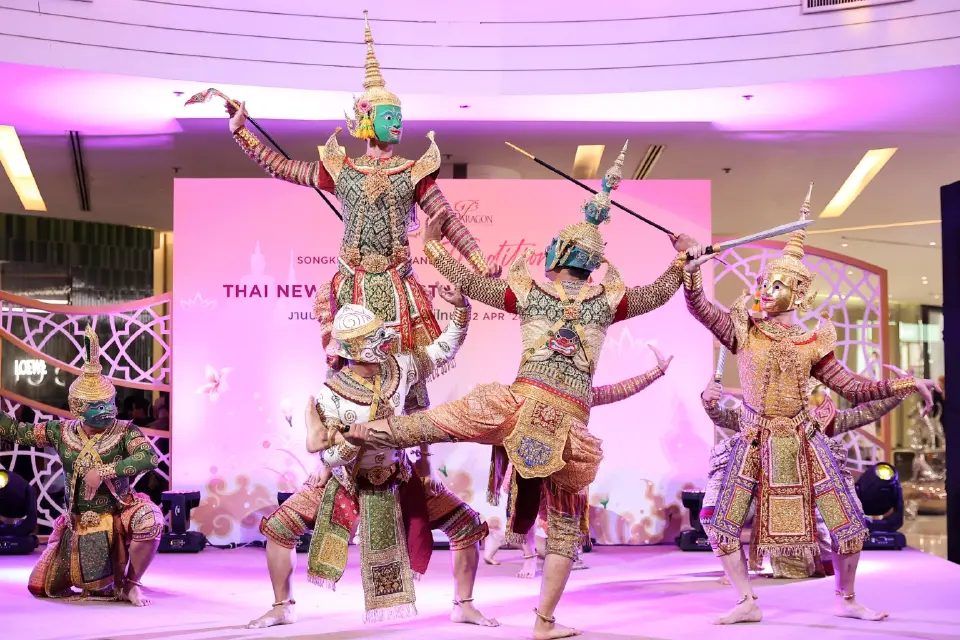 สยามพารากอน อัญเชิญ 12 พระพุทธรูปมงคล หาชมยากมาประดิษฐานให้สักการ