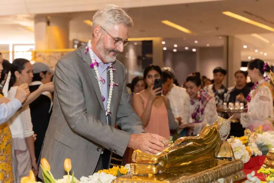 สยามพารากอน อัญเชิญ 12 พระพุทธรูปมงคล หาชมยากมาประดิษฐานให้สักการ
