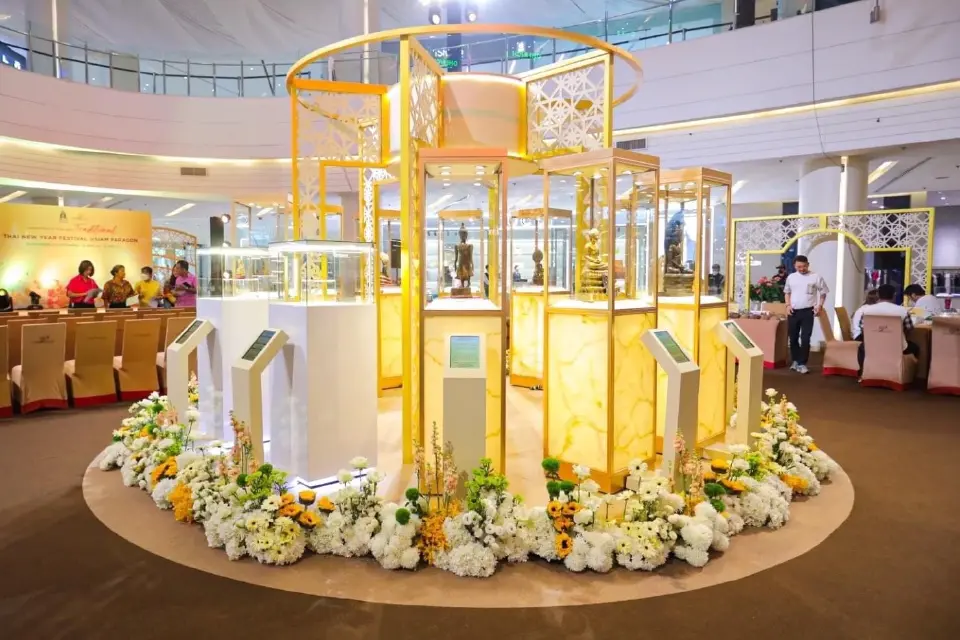 สยามพารากอน อัญเชิญ 12 พระพุทธรูปมงคล หาชมยากมาประดิษฐานให้สักการ