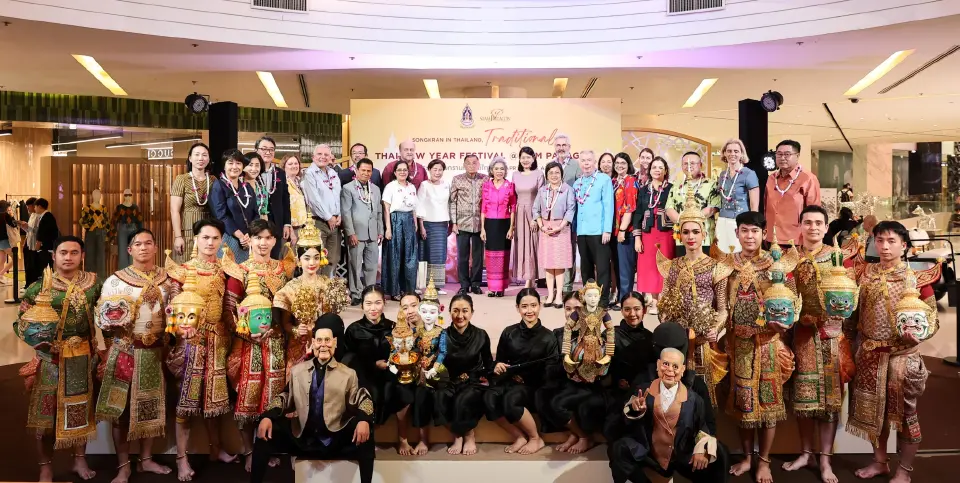 สยามพารากอน อัญเชิญ 12 พระพุทธรูปมงคล หาชมยากมาประดิษฐานให้สักการ