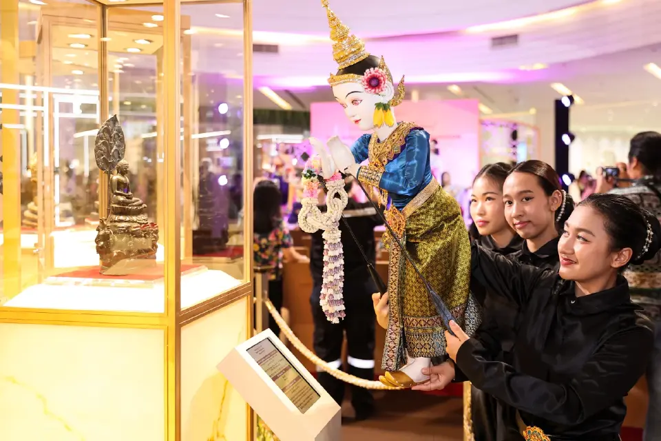 สยามพารากอน อัญเชิญ 12 พระพุทธรูปมงคล หาชมยากมาประดิษฐานให้สักการ