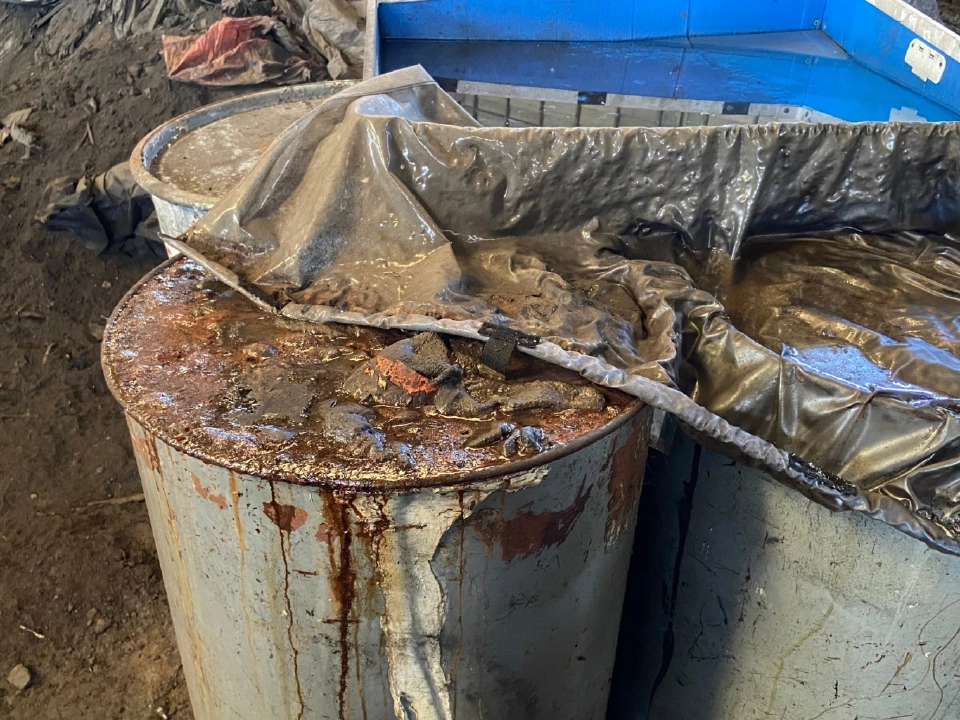 สารเคมีที่ถูกเก็บไว้ในโรงงานสารเคมี บริษัท วิน โพรเสส จำกัด หมู่ที่ 4 ต.บางบุตร อ.บ้านค่าย จ.ระยอง เครดิตภาพ: มูลนิธิบูรณะนิเวศ